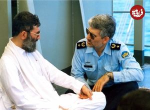 عکس؛ سفر در زمان؛ «امیر منصور ستاری» در حال بررسی سامانه پدافند نیروی هوایی؛ اوایل دهه 70