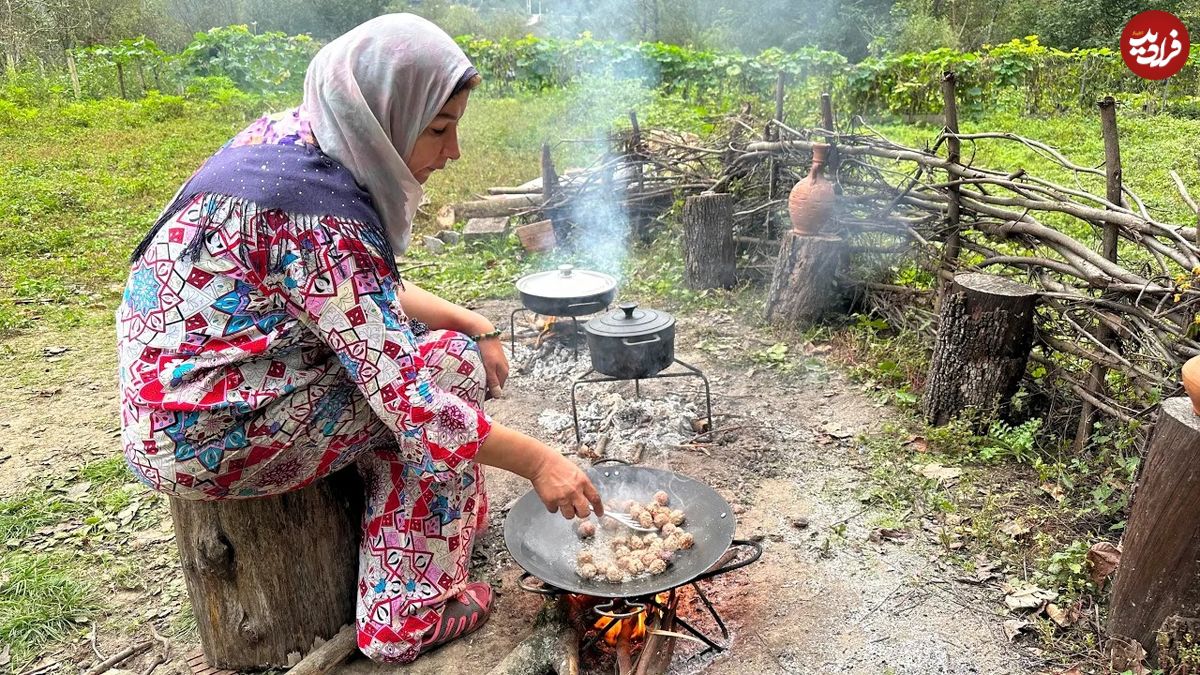 (ویدئو) ببینید این بانوی روستایی سوادکوهی چه غذای متفاوتی با گوشت و گردو طبخ می کند