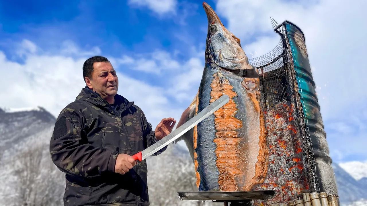 (ویدئو) کباب کردن متفاوت یک ماهی خاویاری غول پیکر توسط یک آشپز روستایی در کشور آذربایجان