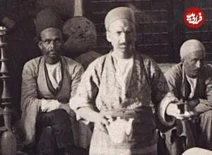 عکس| سفر زمان؛ تاجران ایرانی در حال استراحت در یک کاروانسرا در دوران قاجار