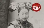 عکس| سفر زمان؛ زن و مرد جوان چینی با لباس‌های سنتی در «شیره‌کش‌خانه»؛ یک قرن قبل