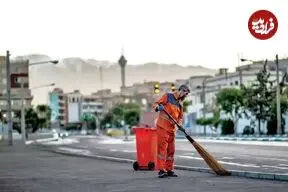 عکس| سفر زمان؛ رفتگران در حال کار کردن با پای برهنه در تهران؛ دهه 30