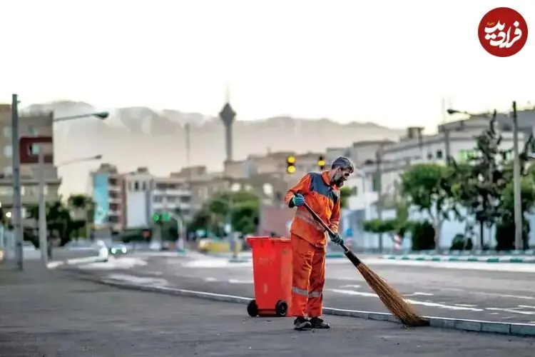 عکس| سفر زمان؛ رفتگران در حال کار کردن با پای برهنه در تهران؛ دهه 30