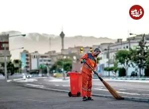 عکس| سفر زمان؛ رفتگران در حال کار کردن با پای برهنه در تهران؛ دهه 30