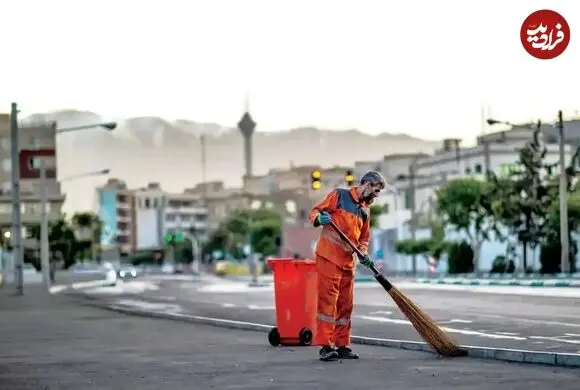 عکس| سفر زمان؛ رفتگران در حال کار کردن با پای برهنه در تهران؛ دهه 30