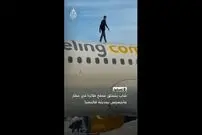 ببینید| جوانی با بالا رفتن از بدنه هواپیمای ایرباس پرواز را به تأخیر انداخت