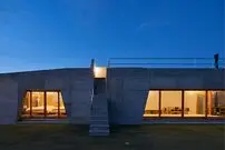 تصاویر؛ معماری متفاوت یک «ویلای بتنی» در سواحل ژاپن