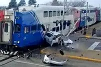 ببینید| برخورد دو قطار با خودروی گیرکرده در تقاطع همسطح