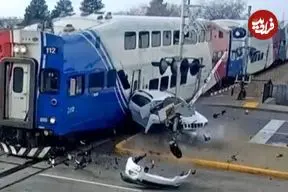 ببینید| برخورد دو قطار با خودروی گیرکرده در تقاطع همسطح