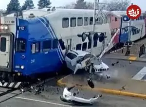 ببینید| برخورد دو قطار با خودروی گیرکرده در تقاطع همسطح