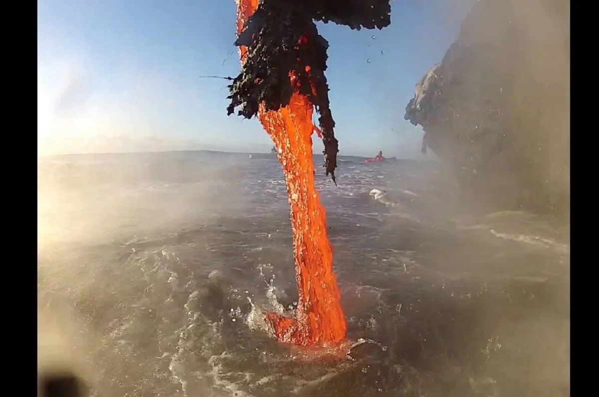 (ویدئو) تا به حال لحظه ورود گدازه های آتشفشانی به اقیانوس را دیده بودید؟