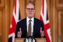 ببینید| عینک دودی به تقلید از مکرون! | رفتار جالب نخست‌وزیر انگلیس را ببینید