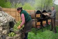 ببینید| غذای روستایی در آذربایجان؛ دودی کردن مرغ در بشکه و پخت خوراک مرغ و کلم بروکلی