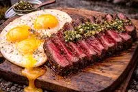 ببینید| غذای روستایی در آمریکا؛ پخت استیک و تخم مرغ کنار رودخانه در جنگل