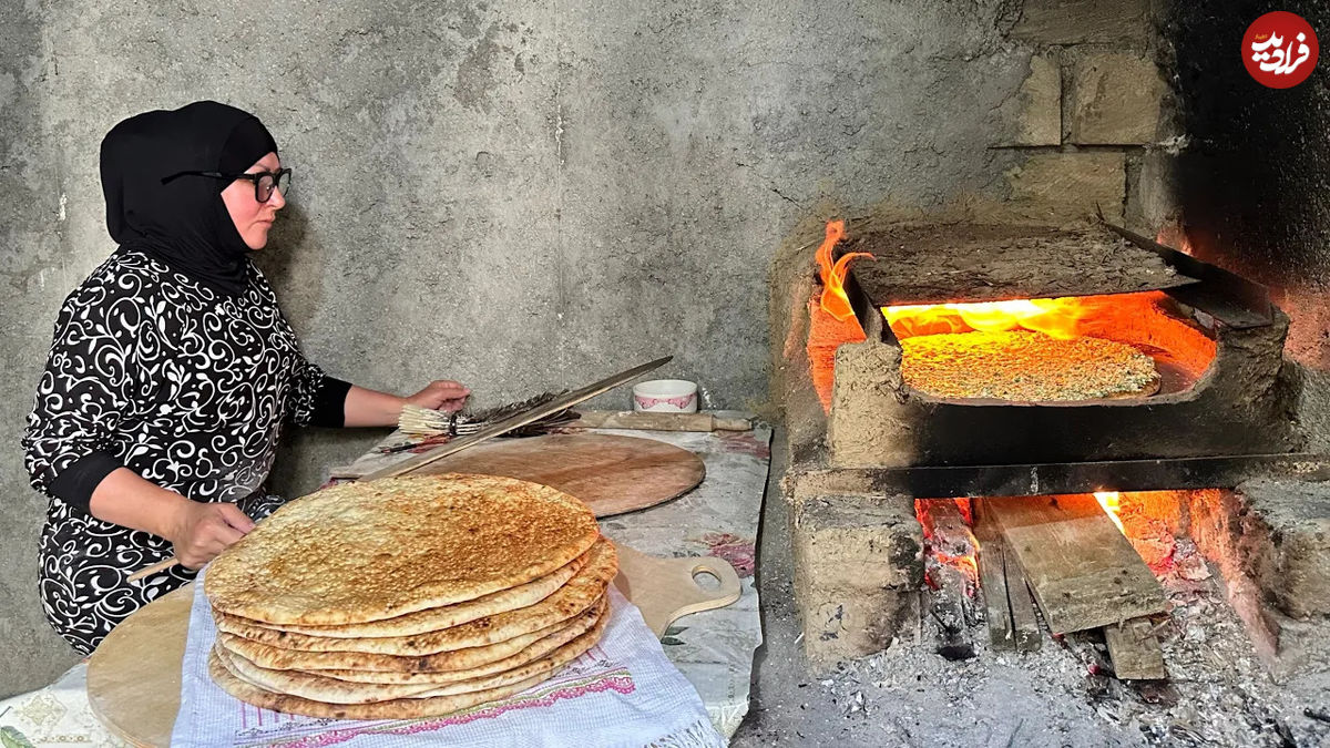 (ویدئو) فرآیند پخت دیدنی نان سنتی به روش بانوی روستایی آذربایجانی