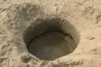 این گودال «شهاب‌سنگ» با «بیل پلاستیکی» کنده شده بود!
