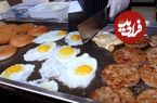 ببینید| غذای خیابانی در کره؛ چیزبرگر و تخم مرغ سرخ شده در سئول