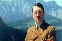 عکس| سفر در زمان؛ «هیتلر» در ایوان یک کلبه روستایی در تعطیلات؛ سال 1308