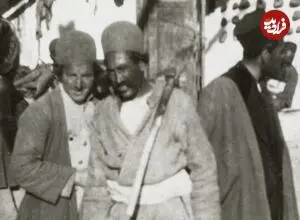 عکس| سفر زمان؛ «مردان تهرانی» در حال عبور و مرور در بازار شهر؛ 101 سال قبل