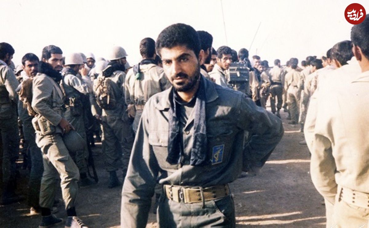 عکس؛ سفر در زمان؛ سردار سلیمانی در کنار رهبر انقلاب در حیاط بیت رهبری؛ دهه ۹۰