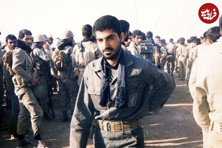 عکس؛ سفر در زمان؛ سردار سلیمانی در کنار رهبر انقلاب در حیاط بیت رهبری؛ دهه ۹۰