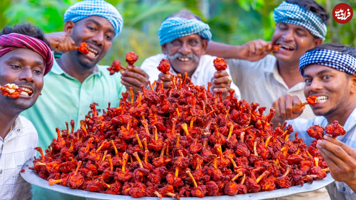 (ویدئو) غذای روستایی در هند؛ نحوه پخت مرغ سوخاری تند توسط پدر و پسران مشهور