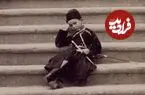 عکس| سفر زمان؛ عکس یادگاری روس‌ها و ایرانی‌ها روی پلکان سفارت روسیه در تهران در دوران قاجار
