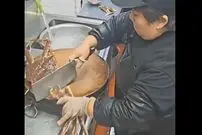 (ویدئو) پاک کردن متفاوت و دیدنی یک خرچنگ غول پیکر