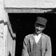 عکس| سفر به ایران قدیم؛ عکس یادگاری در مقابل مغازۀ قابلمه‌فروشی در شهرضا؛ سال 1312