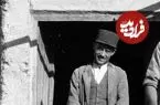 عکس| سفر به ایران قدیم؛ عکس یادگاری در مقابل مغازۀ قابلمه‌فروشی در شهرضا؛ سال 1312