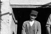 عکس| سفر به ایران قدیم؛ عکس یادگاری در مقابل مغازۀ قابلمه‌فروشی در شهرضا؛ سال 1312