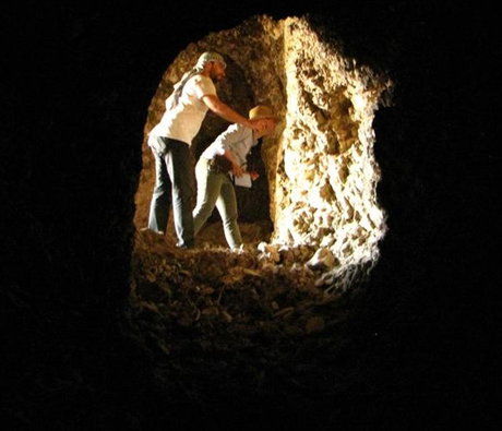 مقبره‌های یک غار، تاریخ مصر باستان را به چالش می‌کشند
