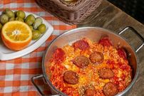 طرز پخت سوسیس تخم مرغ با رب به روش قهوه خانه‌ای