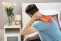شکستن قولنج گردن؛ آرامش چندثانیه‌ای یا آسیب پنهان مغز؟