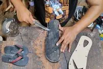 ببینید| مراحل ساخت صندل با استفاده از تسمه نقاله لاستیکی در بنگلادش