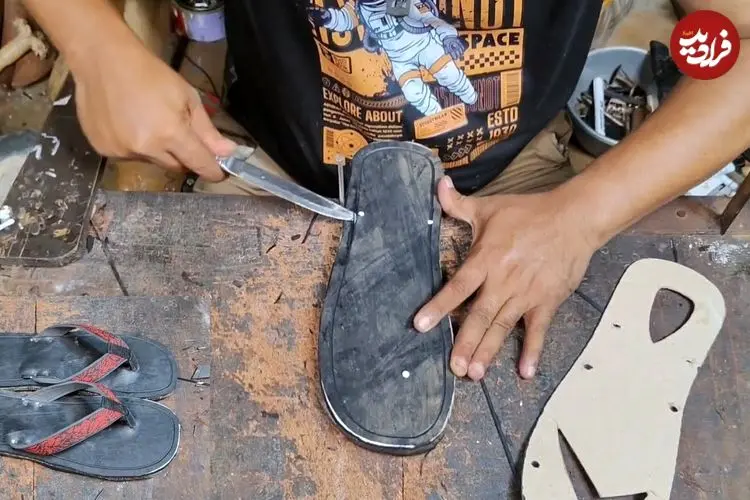 ببینید| مراحل ساخت صندل با استفاده از تسمه نقاله لاستیکی در بنگلادش