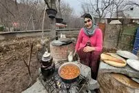(ویدئو) پخت نان و املت زغالی به روش متفاوت یک بانوی جوان شمالی