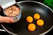 ببینید| طرز پخت یک غذای فوری و خوشمزه با تن ماهی و تخم مرغ