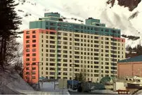 تصاویر| شهر عجیبی که تمام ساکنانش در یک برج با فروشگاه، کلیسا و کلانتری زندگی می‌کنند