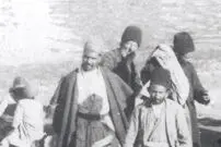 (عکس) سفر به ایران قدیم؛ انارفروش دوره‌گرد قاجاری و الاغش در میدان ارگ