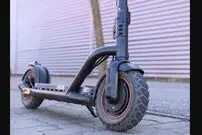 (ویدئو) هوشمندی دو مرد جوان با بار زدن یک مبل روی اسکوتر برقی

