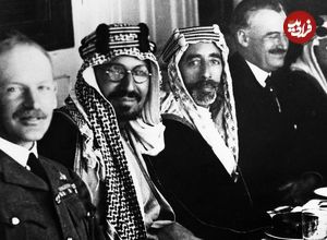 عکس؛ سفر در زمان؛ «اولین پادشاه عربستان و حاکم بحرین» در حال خوردن بچه شتر؛ سال 1326