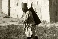 عکس| سفر زمان؛ مسافران عهد قاجار در کنار «کعبه زرتشت»