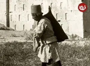 عکس| سفر زمان؛ مسافران عهد قاجار در کنار «کعبه زرتشت»