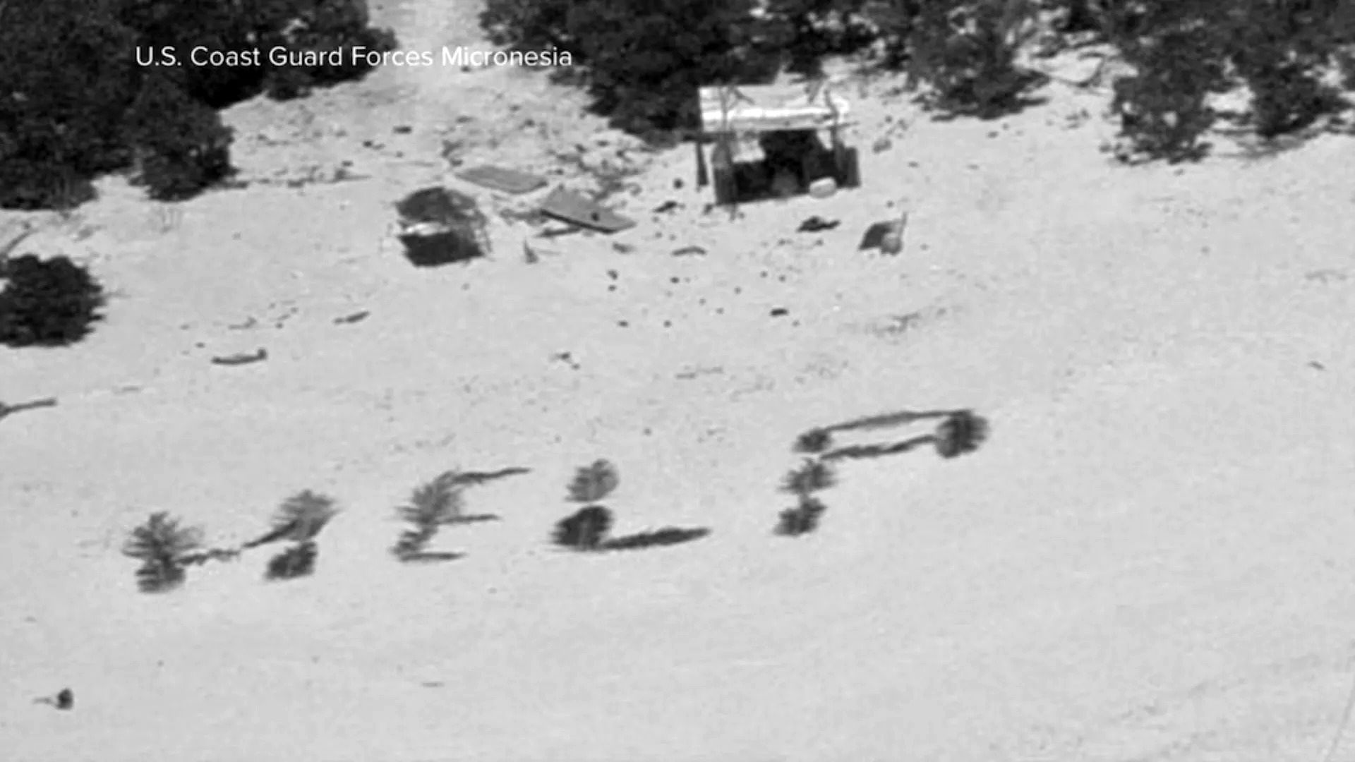 نوشتن کلمه «کمک» روی ساحل؛ دریانوردان پس از یک هفته از جزیره‌ای دورافتاده نجات یافتند