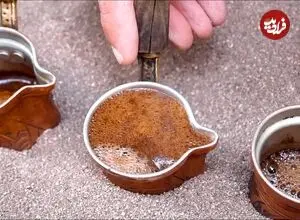 ببینید| غذای خیابانی در ترکیه؛ مراحل دیدنی دم کردن قهوه روی شن داغ در استانبول