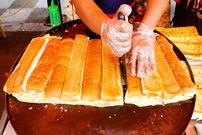 ببینید؛ غذای خیابانی در مالزی؛ ساندویچ مرغ و صدف و مرغ کبابی در کوالالامپور 