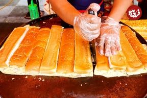ببینید؛ غذای خیابانی در مالزی؛ ساندویچ مرغ و صدف و مرغ کبابی در کوالالامپور 