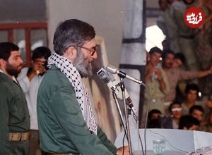 عکس؛ سفر به تاریخ؛ «رهبر انقلاب» با لباس پاسداری بر سر سفرۀ غذا در جبهه؛ سال 1367