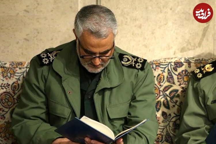 عکس؛ سفر به تاریخ؛ «سردار سلیمانی» در حال تسلیت گفتن به «همسر هاشمی رفسنجانی»؛ سال 95